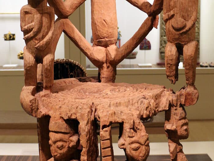 Trône traditionnel sculpté